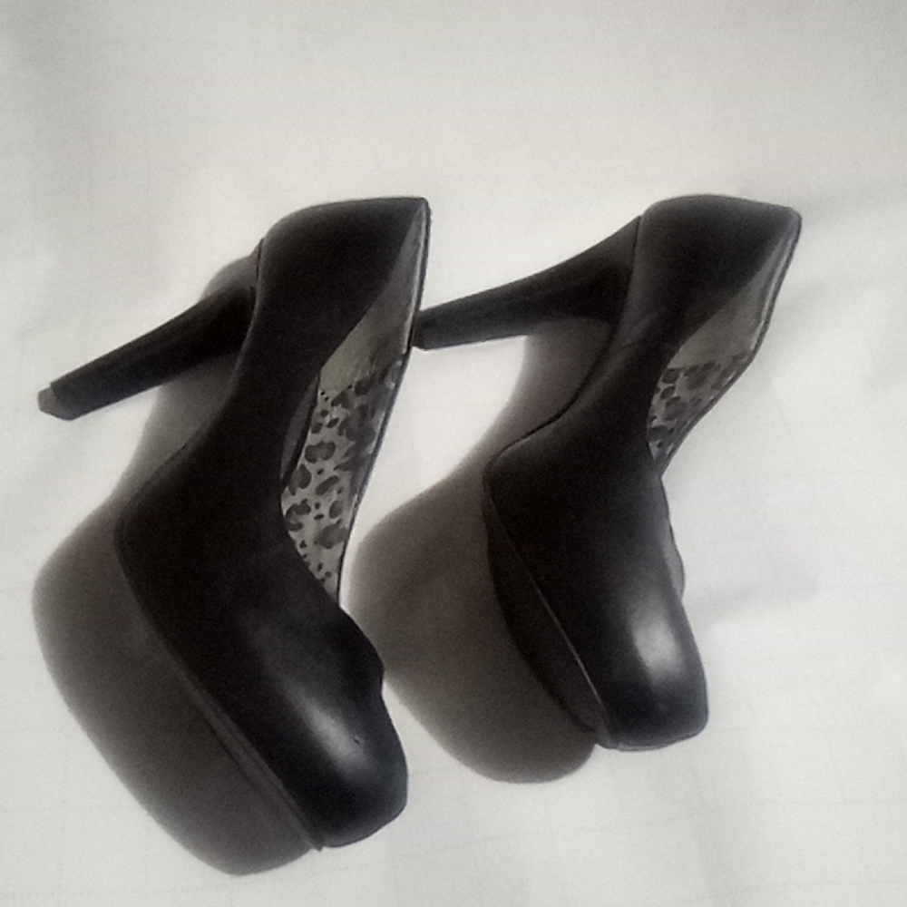 By Guess black pumps